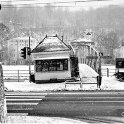 We Love Coffee - Salzburger kleinstes Kaffeehaus . Mitten in der Salzburger Altstadt am Ufer der Salzach liegt das ehemalige Mauthäusl .