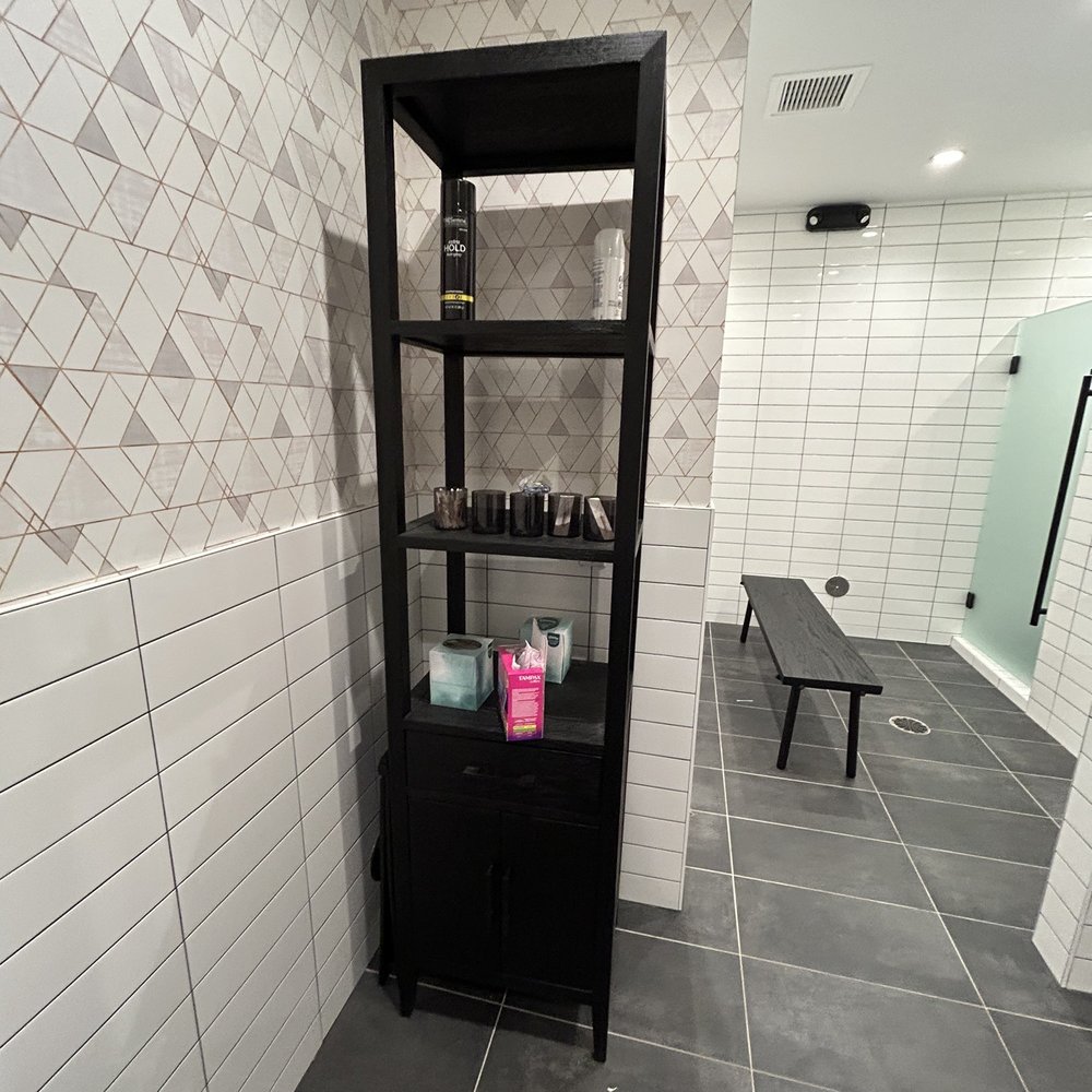 Five Iron Golf - Showers! - Sports Bars Near Me - Detroit, Michigan