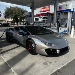 Beautiful Lamborghini at the gas station!