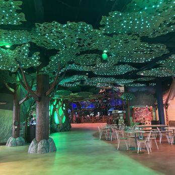 Great Wolf Lodge - Life like trees - Resorts Near Me - Webster, Texas