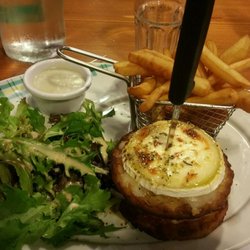La Pataterie - Un burger avec frites et salade