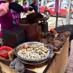荃灣街市 - Freshly roasted chestnuts!