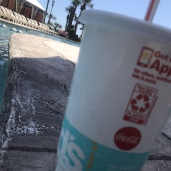 H2O Pool + Bar - Plastic is always better than glass at a public pool ;) - Bars Near Me - Galveston, Texas