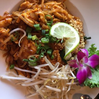 Siam Palace - Very nice presentation of the chicken pad Thai and it was delicious. Enough for 2 people. - Thai Near Me - Miami, Florida