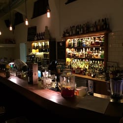 Dom - Bar mit Theke und Hockern