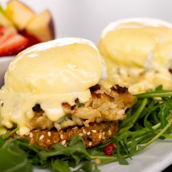 5 Under Golf Center - Crab Cakes Benedict - two eggs with hollandaise, green onions & capers over crab cakes & fried green tomato. Served with fruit & bacon. - Golf Equipment Near Me - Beaumont, Texas