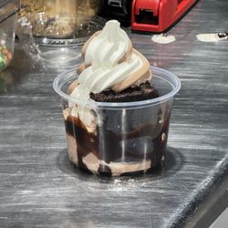 Twin Cones Custard - AMOCO - Brownie supreme