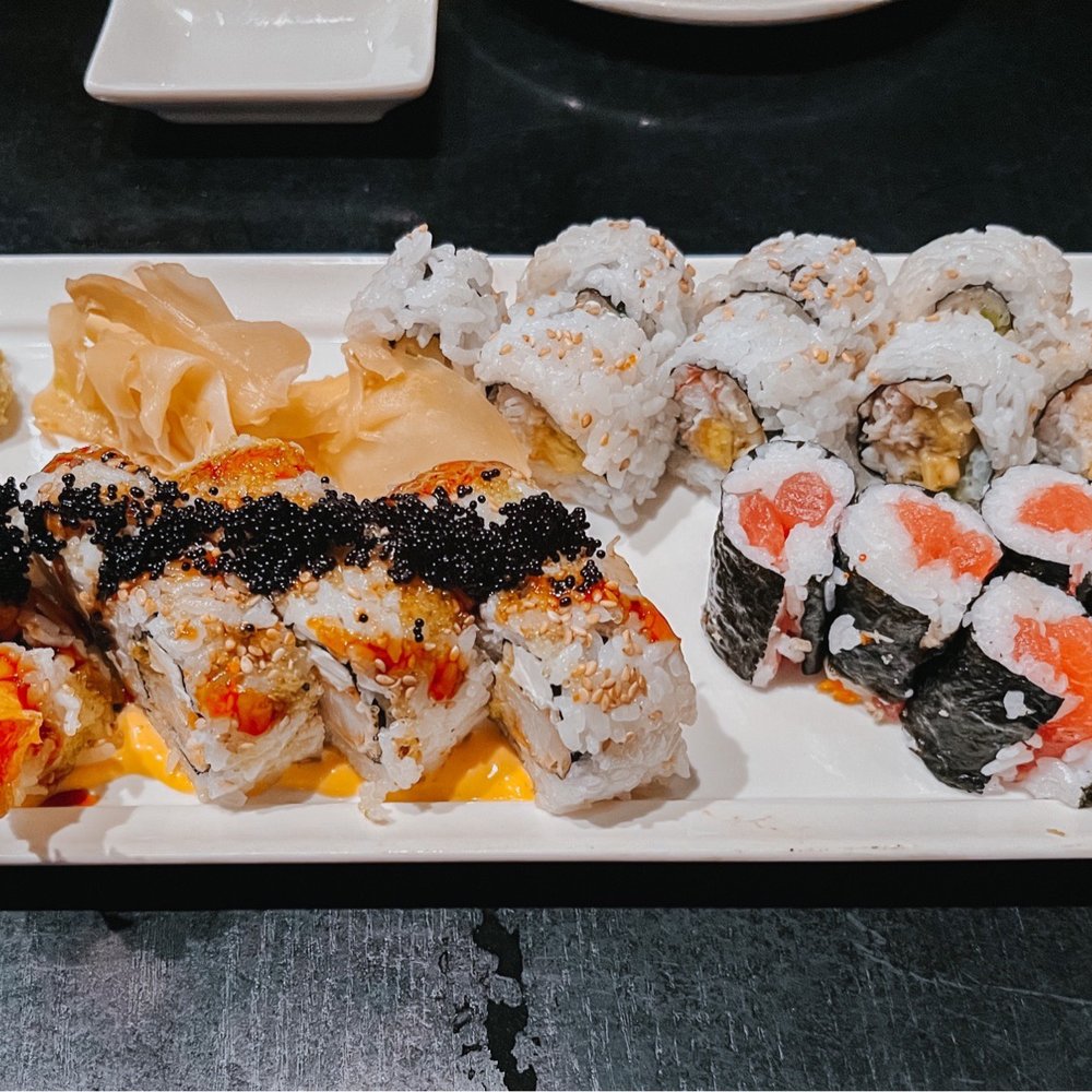 Muramoto Hilldale - Godzilla, tuna, California Roll . Maki Combo 25$ - Sushi Bars Near Me - Madison, Wisconsin