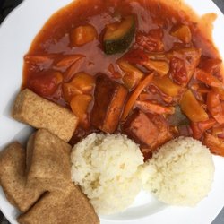 Malá Indie - Výborné indické jídlo, celozrné placičky, jasmínová rýže,  zeleninová směs s tofu.