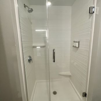 avid hotel Savannah South - Gateway - Walk-In Shower - Hotels Near Me - Savannah, Georgia avid hotel Savannah South - Gateway - Walk-In Shower - Hotels Near Me - Savannah, Georgia