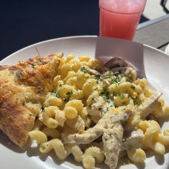 Farrelli's Pizza - Chicken Florentine Alfredo - Pizza Near Me - Ruston, Washington