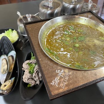 Tasty Pot - Curry broth (+$1.99, which they don't tell you, btw), mussels, lamb, and Napa cabbage - Taiwanese Near Me - D'Iberville, Mississippi