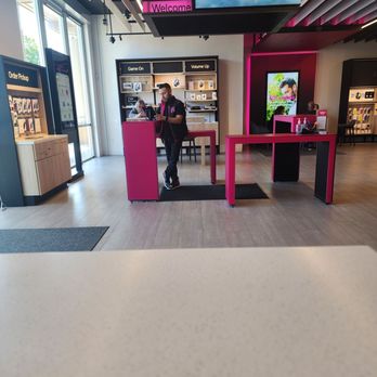 T-Mobile Experience Store - Mobile Phones Near Me - Everett, Washington T-Mobile Experience Store - Mobile Phones Near Me - Everett, Washington
