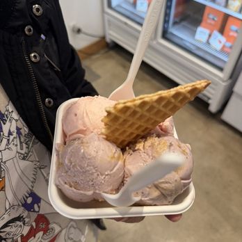 Jeni's Splendid Ice Creams - Study session with two scoops of watermelon taffy and two scoops of summer passionfruit - Ice Cream & Frozen Yogurt Near Me - Chicago, Illinois