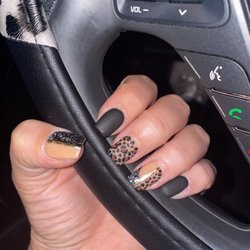 Fleur de Le's Nail & Hair Lounge