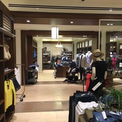 Banana Republic - Very nice design for the store!