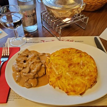 Zeughauskeller - veal and mushrooms in a cream sauce with rosti - Swiss Food Near Me - Zürich, ZH Zeughauskeller - veal and mushrooms in a cream sauce with rosti - Swiss Food Near Me - Zürich, ZH