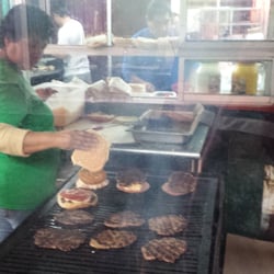 Teo Burger - Las personas que atienden y preparan son mujeres