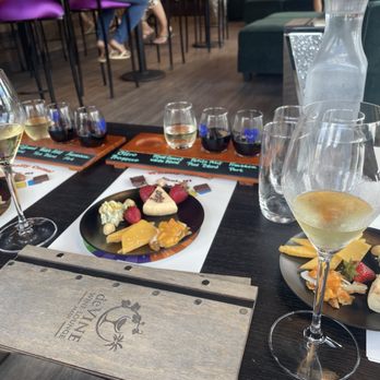 deVine Wine Lounge - Wine pairing event - Wine Bars Near Me - Kihei, Hawaii deVine Wine Lounge - Wine pairing event - Wine Bars Near Me - Kihei, Hawaii