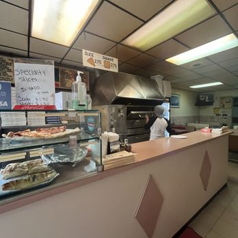 Pete's Pizzeria - Interior - Pizza Near Me - Brooklyn, New York