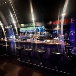Contender’s Sports Bar - Bar