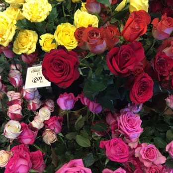 Central Market - Single stem roses $2 - Grocery Near Me - Austin, Texas Central Market - Single stem roses $2 - Grocery Near Me - Austin, Texas