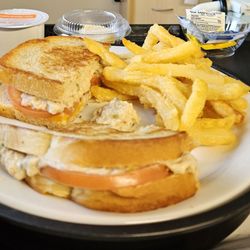 Scripps Memorial Hospital Encinitas - Yummy Tuna melt and baked fries!