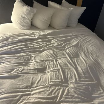 Cambria Hotel Minneapolis Maple Grove - Bed with couch pillows and no comforter just sheets - Hotels Near Me - Maple Grove, Minnesota Cambria Hotel Minneapolis Maple Grove - Bed with couch pillows and no comforter just sheets - Hotels Near Me - Maple Grove, Minnesota