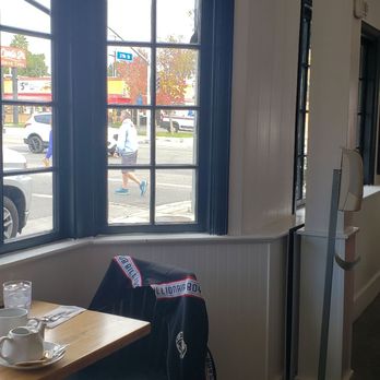 Jongewaard's Bake n Broil - Seating - American Near Me - Long Beach, California