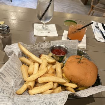 21 Square Bar + Kitchen - Smash burger - Bars Near Me - Torrance, California