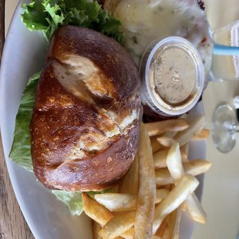Blueberry Hill - American Near Me - Saint Louis, Missouri
