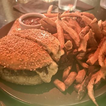 Lucky Restaurant - Cheeseburger - Wine Bars Near Me - Roanoke, Virginia