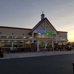 the front of a grocery store