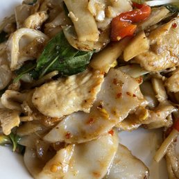 L17. Pad Kee Mao (Drunken Noodle) Lunch with chicken L17. Pad Kee Mao (Drunken Noodle) Lunch with chicken