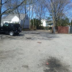 Kell's Kreme-Lynn - Back of parking lot and seating area