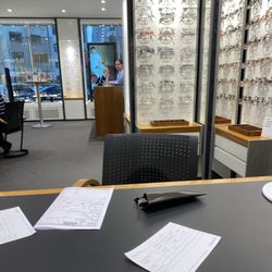 Fielmann - Auf der Suche für eine neue Brille. Looking for new glasses.