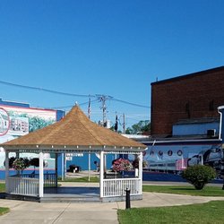 History of Frankfort - View of Veterans Park and the "History of Frankfort" mural