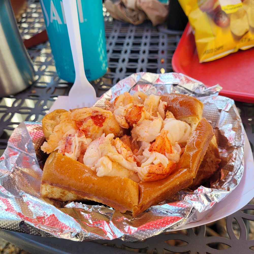 The Lobster Roller Logo