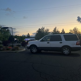 Dairy Queen Grill & Chill - Blocked drive thru by employees - Fast Food Near Me - Bend, Oregon