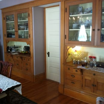 The Judge Lewis House - Beautiful antique built-ins in spacious dining room. - Bed & Breakfast Near Me - Winterset, Iowa