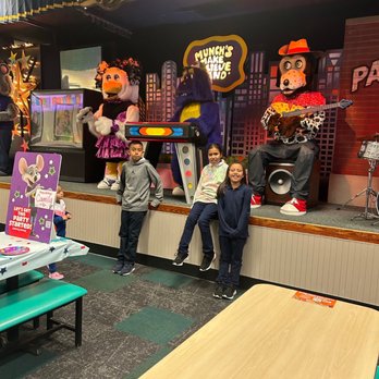 Chuck E. Cheese - Kid next to old Chuck E. Cheese animatronics - Pizza Near Me - Bell, California Chuck E. Cheese - Kid next to old Chuck E. Cheese animatronics - Pizza Near Me - Bell, California