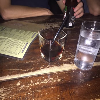 Feuermelder - 5€ für diesen  Black Russian (man siehts nicht so gut, aber da sind 3 Eiswürfel drin). - Dive Bars Near Me - Berlin, BE