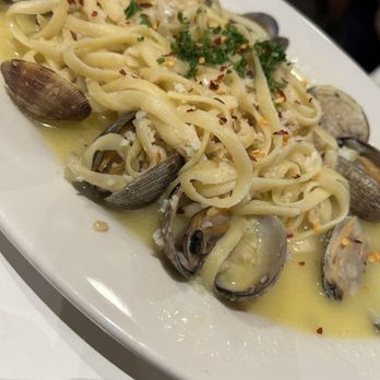 Bravo Restaurant - Linguine with clams - Italian Near Me - Aiea, Hawaii Bravo Restaurant - Linguine with clams - Italian Near Me - Aiea, Hawaii