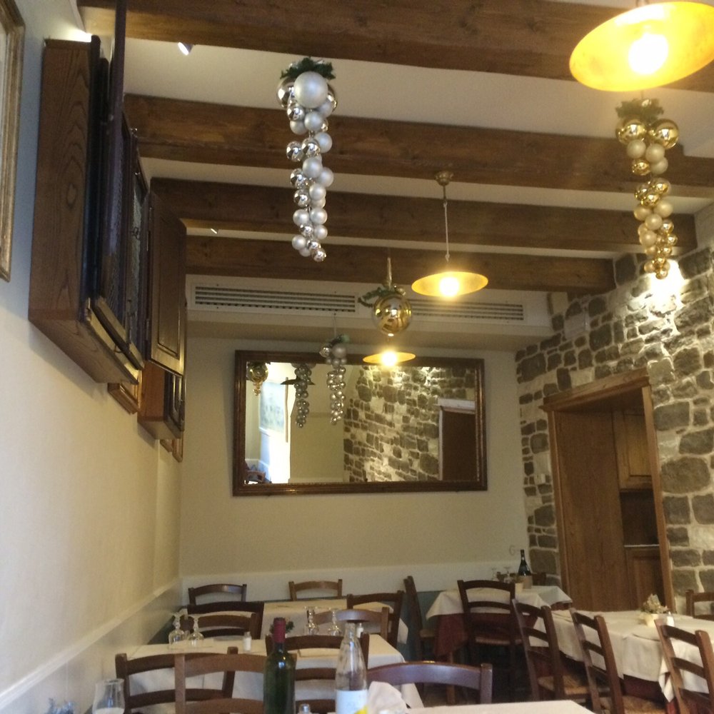 Trattoria Da Benvenuto - Interior seating area. - Tuscan Near Me - Florence, FI Trattoria Da Benvenuto - Interior seating area. - Tuscan Near Me - Florence, FI
