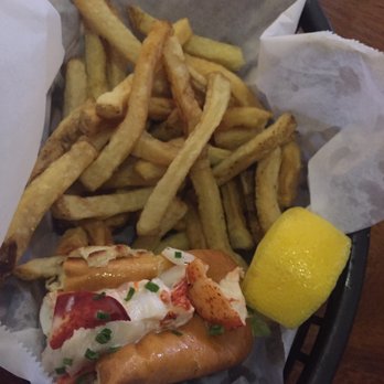 Gritty McDuff's Brew Pub - Food tour lobster roll and fries - American Near Me - Portland, Maine Gritty McDuff's Brew Pub - Food tour lobster roll and fries - American Near Me - Portland, Maine