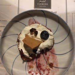 Clemens Gastro & Bar - Al maden var god. Her er rabarbertriflien, efter jeg er gået i krig med den.