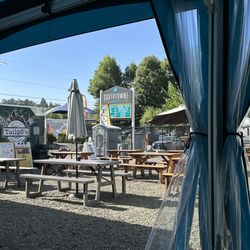Tailg8's Game Day Grill - Eating area....lots of tented/shaded areas