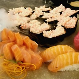Very cool presentation with the dry ice. The submarine sushi was amazing and the salmon sashimi tasty and fresh.
