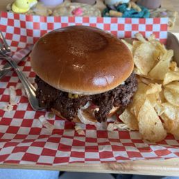 Double smashburger with chips