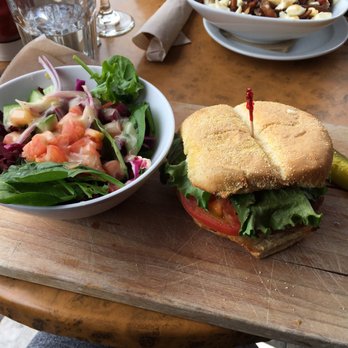 Le Pub Chelsea - a classic - Chelsea Burger - Gastropubs Near Me - Chelsea, Quebec